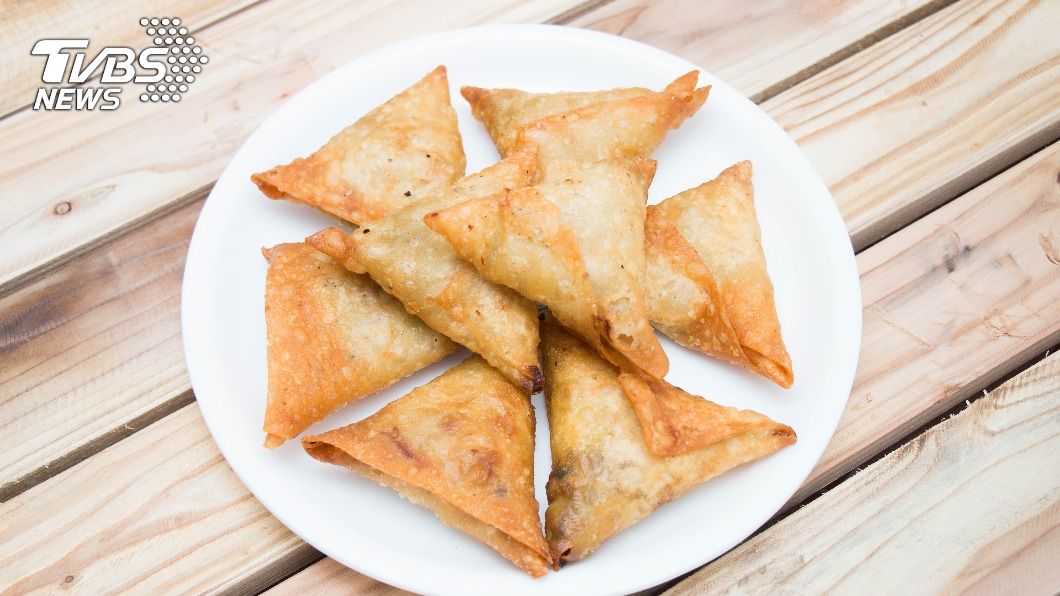 印度咖哩角是一種以麵粉皮裹餡料的油炸小吃。（示意圖／shutterstock達志影像）