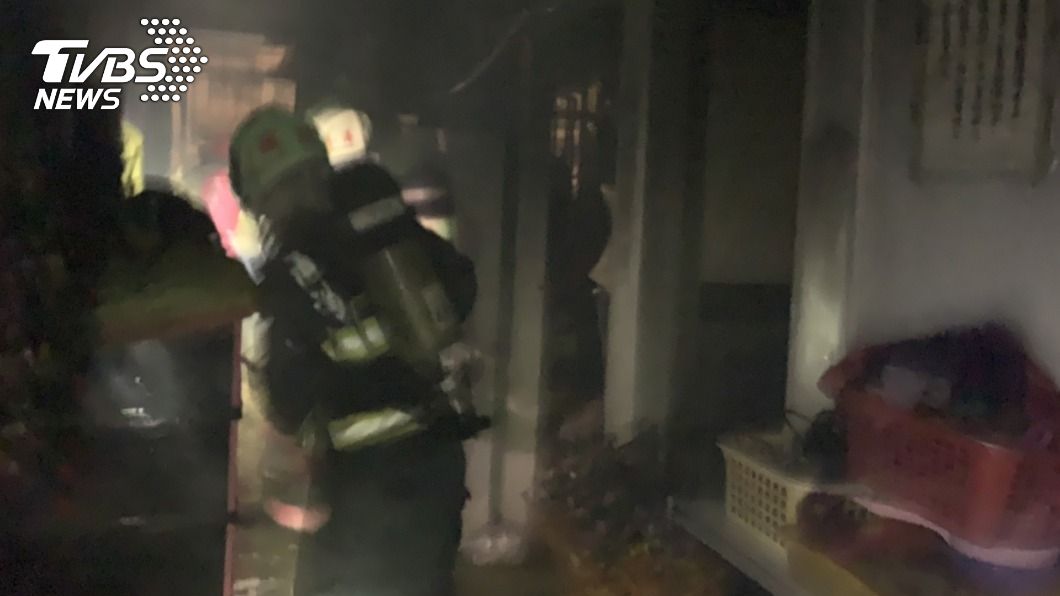 公寓陽台燃燒雜物起火，救護員發現時梁男已成焦屍。（圖／中央社）