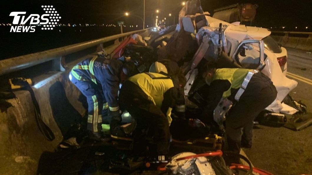 噶瑪蘭大橋橋上發生自小客車與化學槽車對撞車禍。（圖／中央社）
