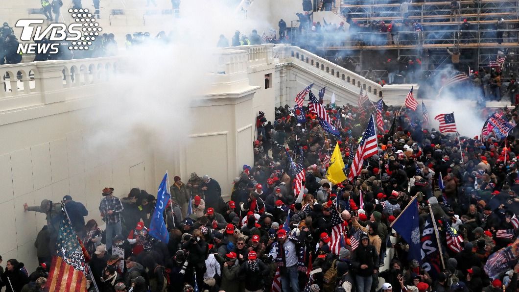 大批川普支持者闖入國會大廈。（圖／達志影像路透社）
