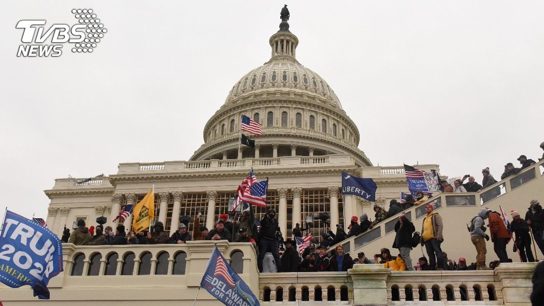 川普支持者闖國會大廈抗議。（圖／達志影像路透社）