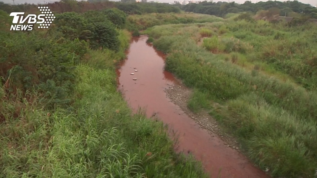 雲林虎尾溪遭染成「紅色多瑙河」。（圖／TVBS）