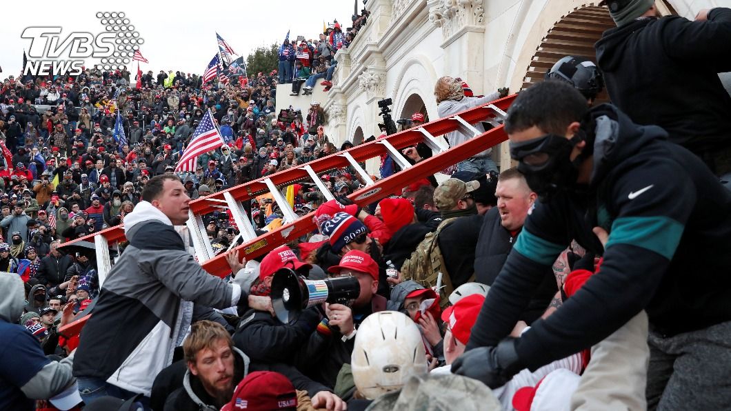 川普支持者闖入國會大廈。（圖／達志影像路透社）