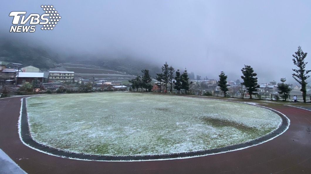 南山國小操場被積雪覆蓋。（圖／中央社）