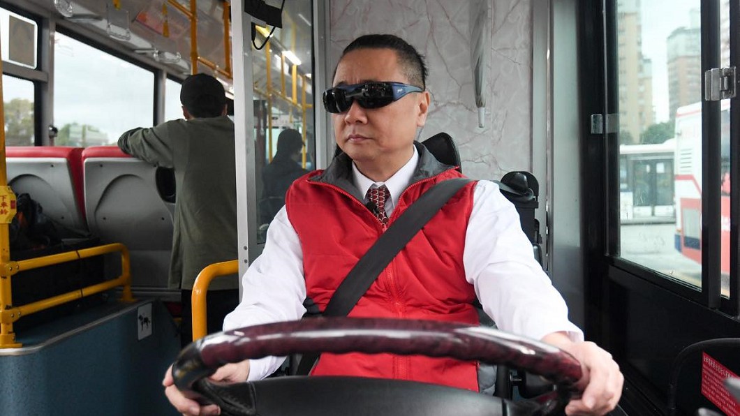 邰智源曬出開公車的帥照。（圖／翻攝自邰智源臉書）