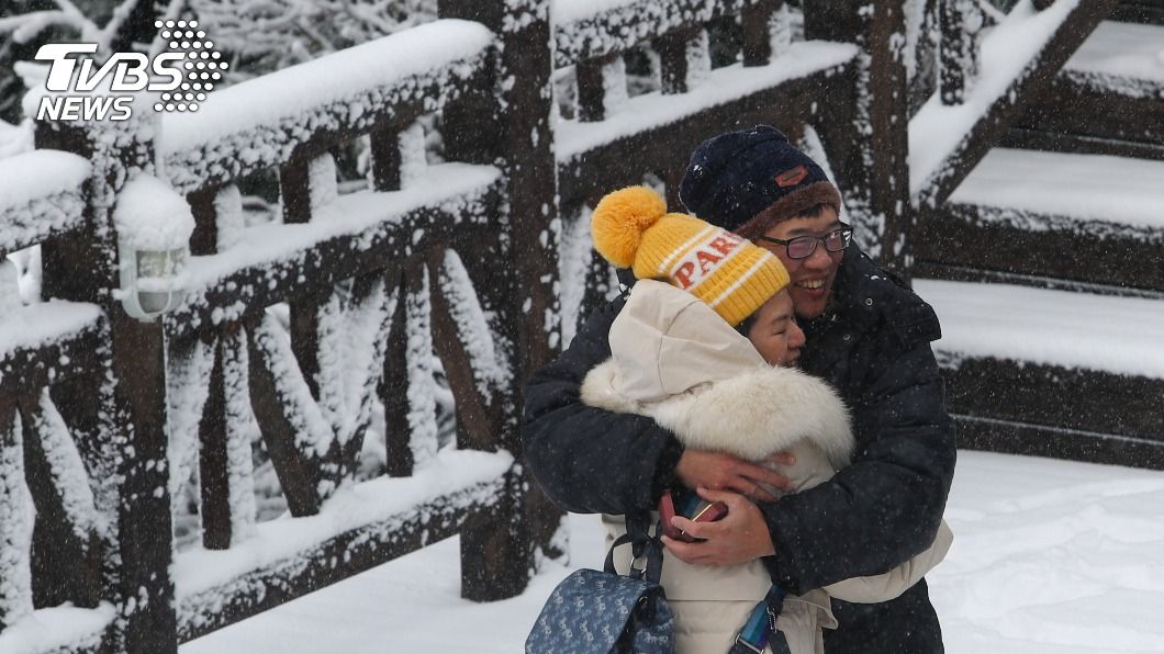 太平山國家森林遊樂區昨（8）日下雪，男方向女友求婚成功，２人開心相擁。（圖／中央社資料照）