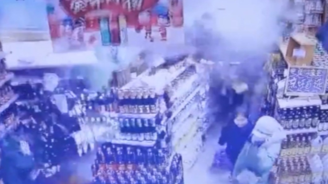 超市牆面突然崩塌。（圖／翻攝自《澎派新聞》）