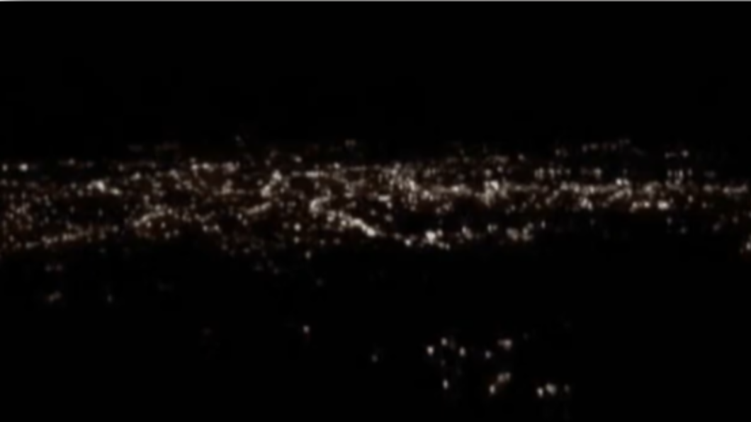 巴基斯坦全國電力網昨（9）日晚發生故障，全國各地陷入一片漆黑。（圖／翻攝自「Donald Trump News Network」YouTube）