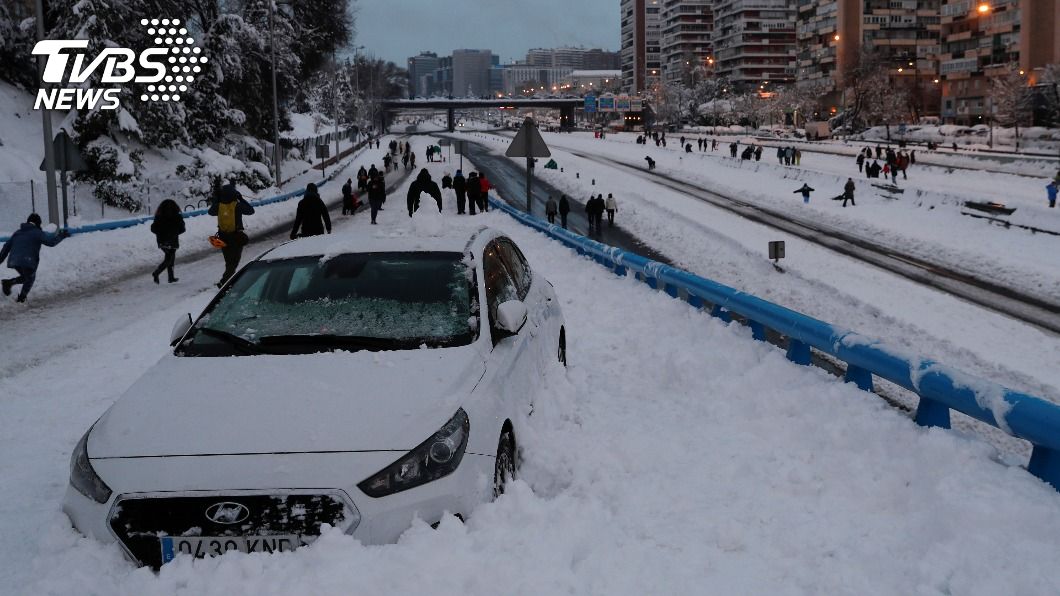 西班牙大雪導致數千名駕駛受困路中。（圖／達志影像路透社）