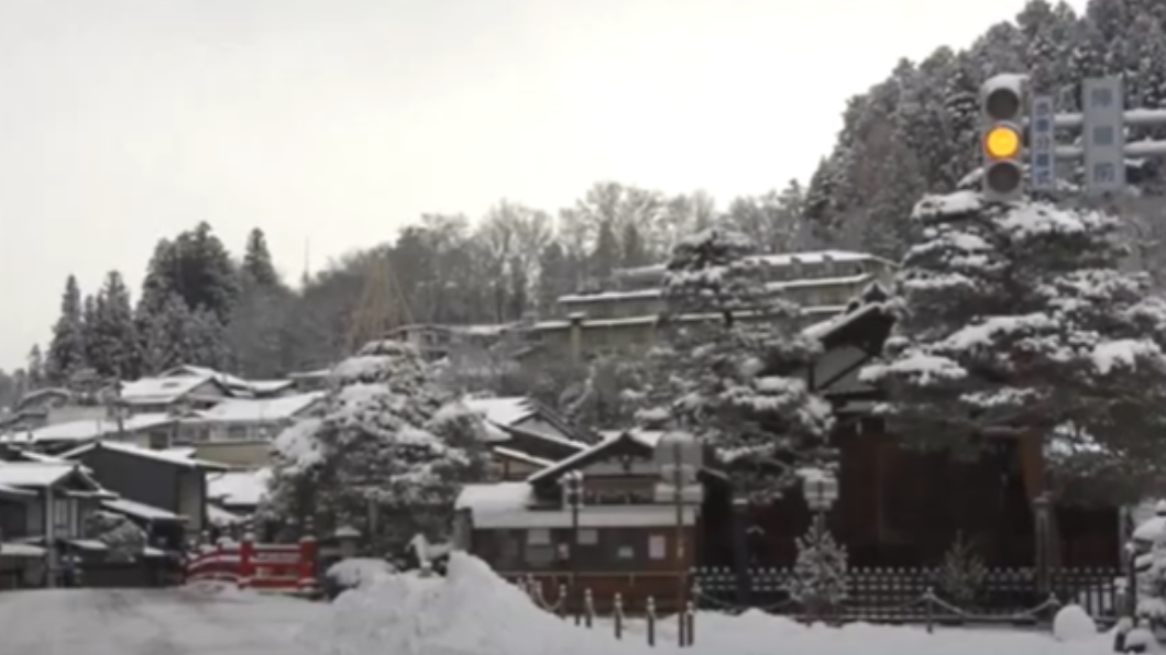 日本岐阜縣發布大雪警報。（圖／翻攝自「CBCニュース」YouTube） 日本岐阜縣大雪警報　500名滑雪客、居民受困大雪