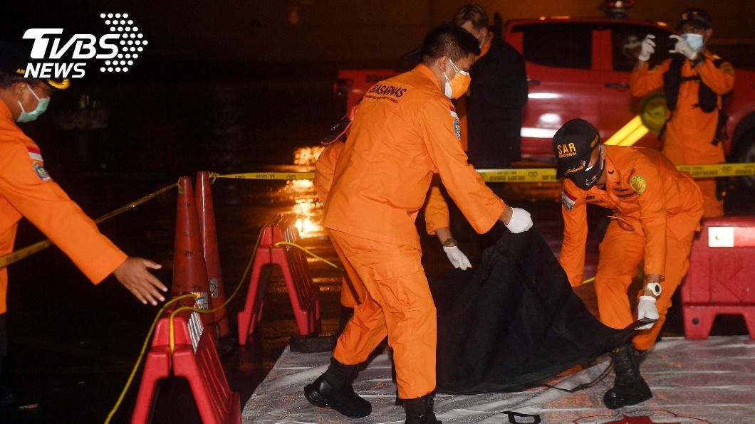 印尼三佛齊航空班機失聯，搜救人員今（10）日在外海打撈到部分人體殘骸。（圖／達志影像路透社）