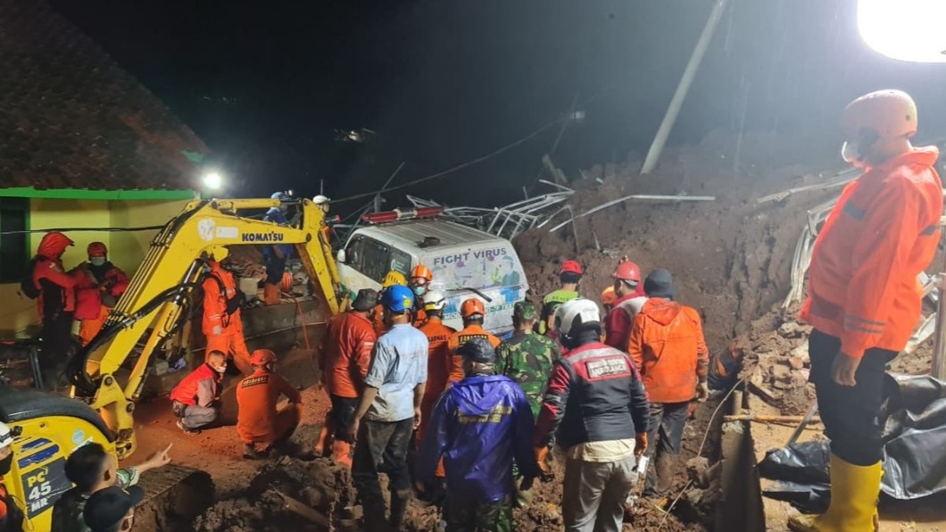 印尼西爪哇省因豪雨引發土石流，救難人員前往搜救。（圖／翻攝自「CCTV Asia Pacific」臉書）