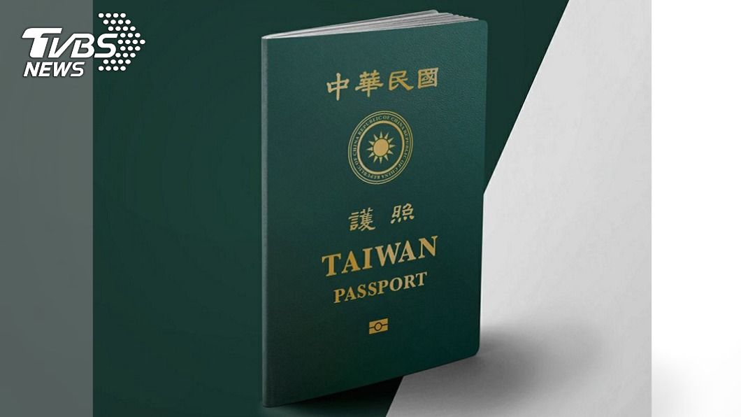 新版護照放大TAIWAN字樣。（圖／中央社）