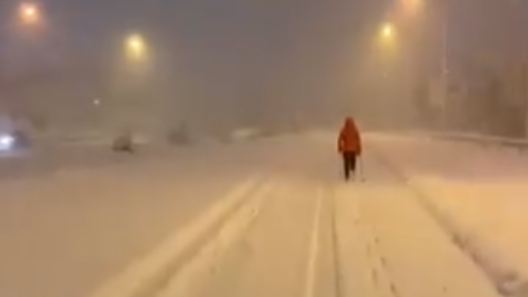 醫護人員不畏風雪徒步上班。（圖／翻攝自maraquinta推特） 西班牙50年最強風雪！醫護頂寒風「徒步22km」救命