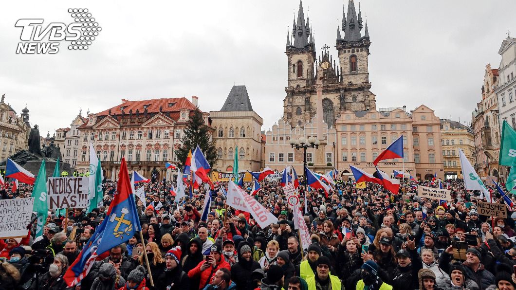 捷克示威群眾要求政府解除防疫限制。（圖／達志影像美聯社）