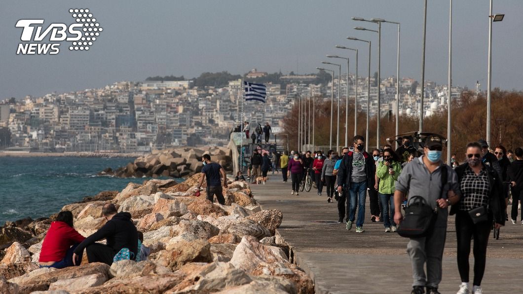 希臘氣溫飆高到攝氏28度，民眾湧入海灘。（圖／達志影像美聯社）
