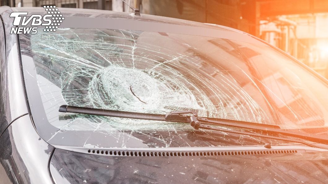 轎車擋風玻璃碎裂。（示意圖／shutterstock 達志影像）