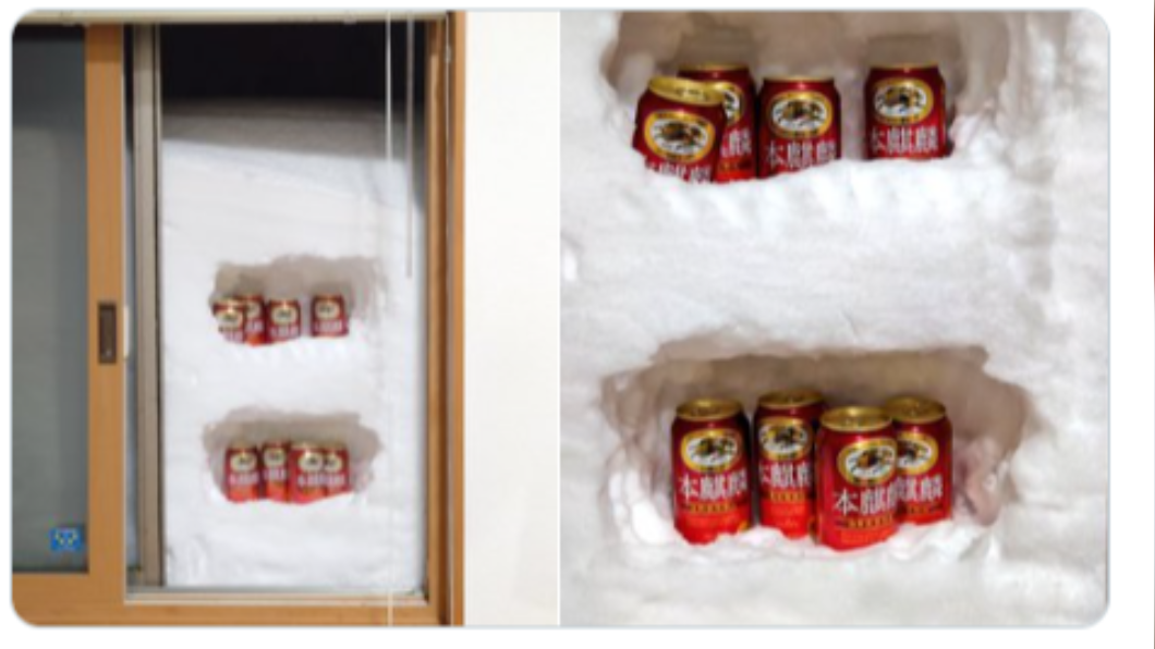 男子將窗外積雪挖洞，製作「天然冰箱」。（圖／翻攝自石ころ(偽名)Twitter） 家被大雪淹沒2/3　男「樂觀1舉動」振奮全網：太正面