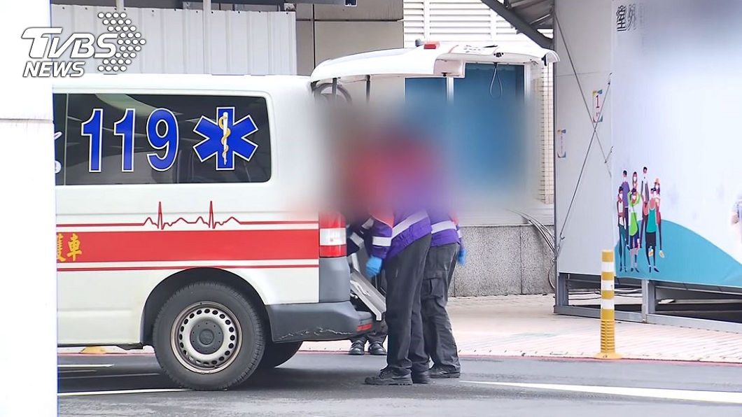 北部某醫院12日上午有患者被直擊陸續上救護車轉院。（圖／TVBS）