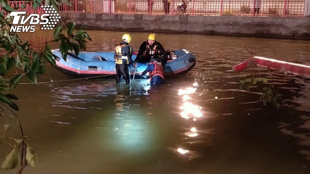 台南休旅車衝過水池落水。（圖／中央社）