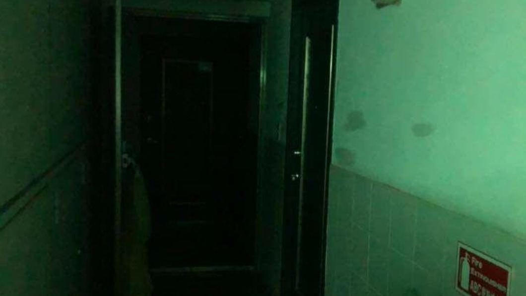 女網友的租屋處，有鄰居阿嬤常把燈關掉。（圖／翻攝自「爆怨公社」臉書）