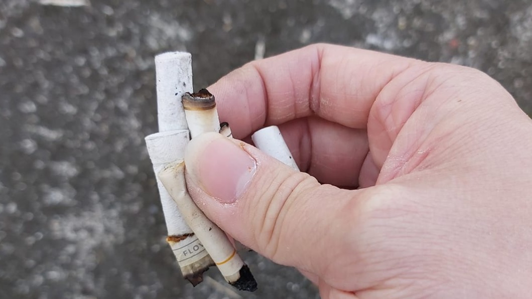 男子撿起路上菸頭愛護環境。（圖／翻攝自「爆怨公社」）