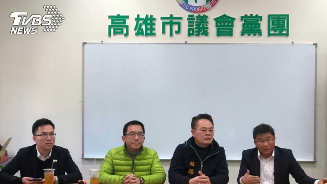 鄭光峰（右）為民進黨團高市議會新總召。（圖／中央社）