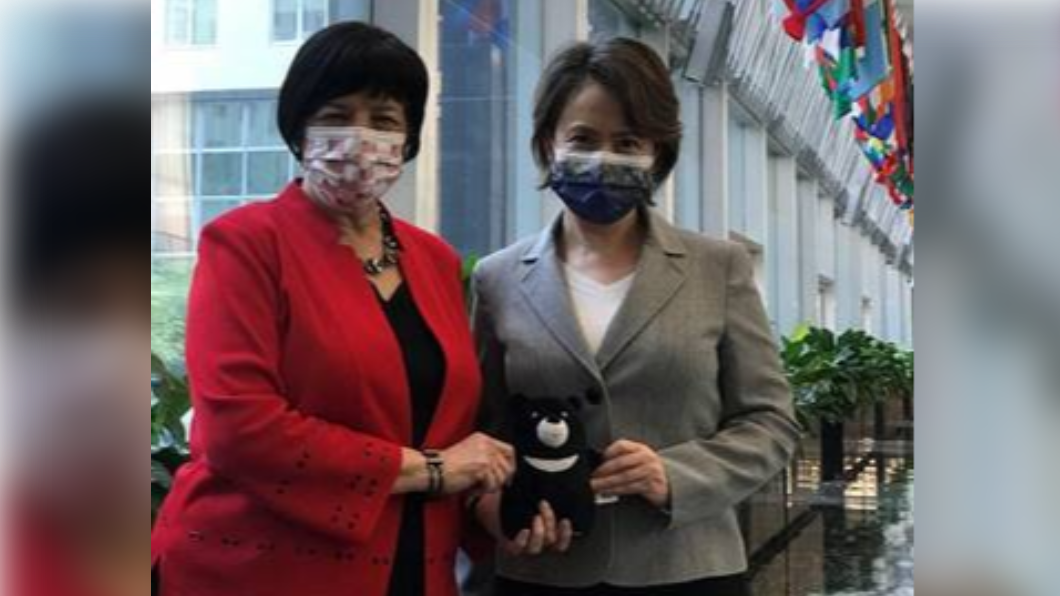 美國務院官員晤蕭美琴（右），台灣黑熊布偶也同框。（圖／翻攝自「IO Bureau」推特）