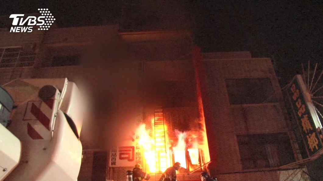 高雄市鳳山區一處透天民宅昨（15）日凌晨發生火警。（圖／TVBS）