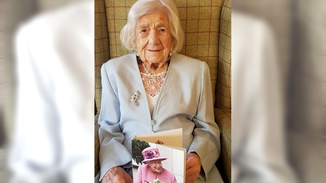 2度戰勝新冠肺炎的妮可森奶奶高齡106歲。（圖／翻攝自推特@Donna4Rainhill）