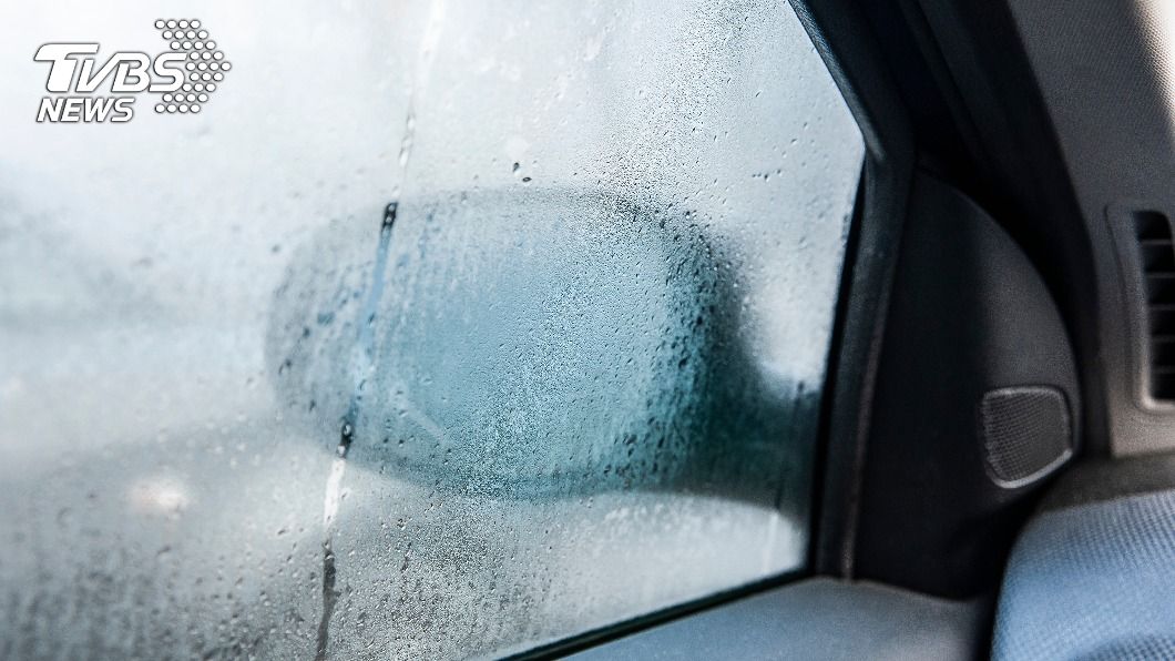 冬天因溫差，車子擋風玻璃容易起霧。（示意圖／shutterstock達志影像） 擋風玻璃狂起霧！老司機曝「小資打蠟法」：免開冷暖氣
