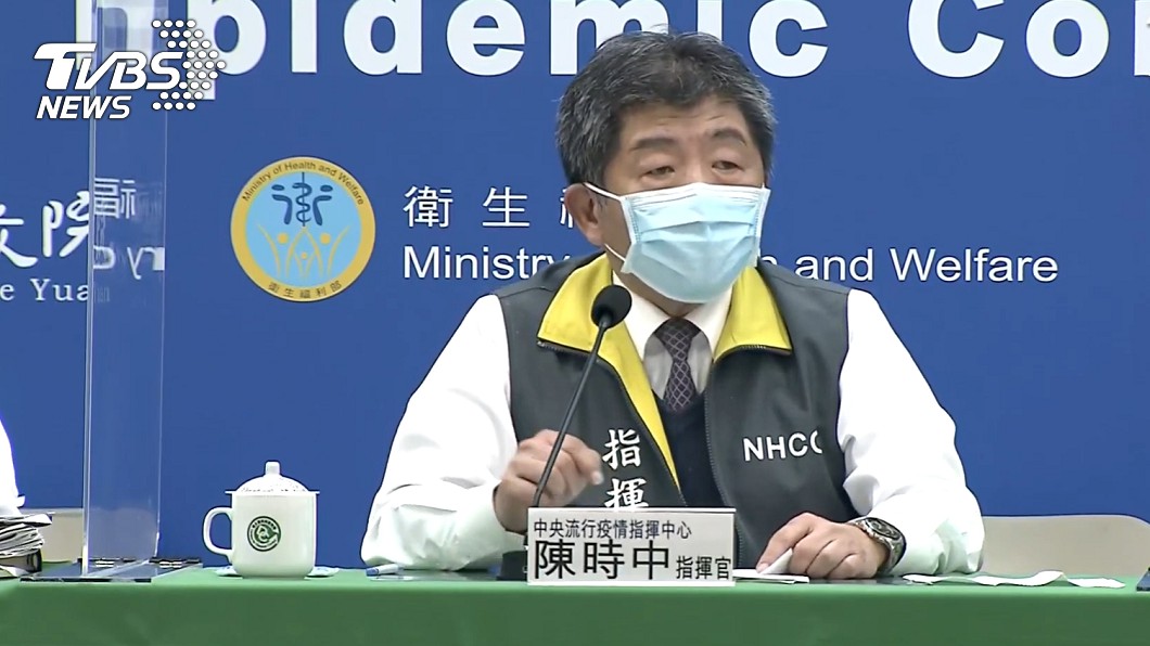 衛福部長陳時中近日記者會上都戴著口罩，解釋是因為感冒，接受採檢結果為陰性（圖／TVBS）