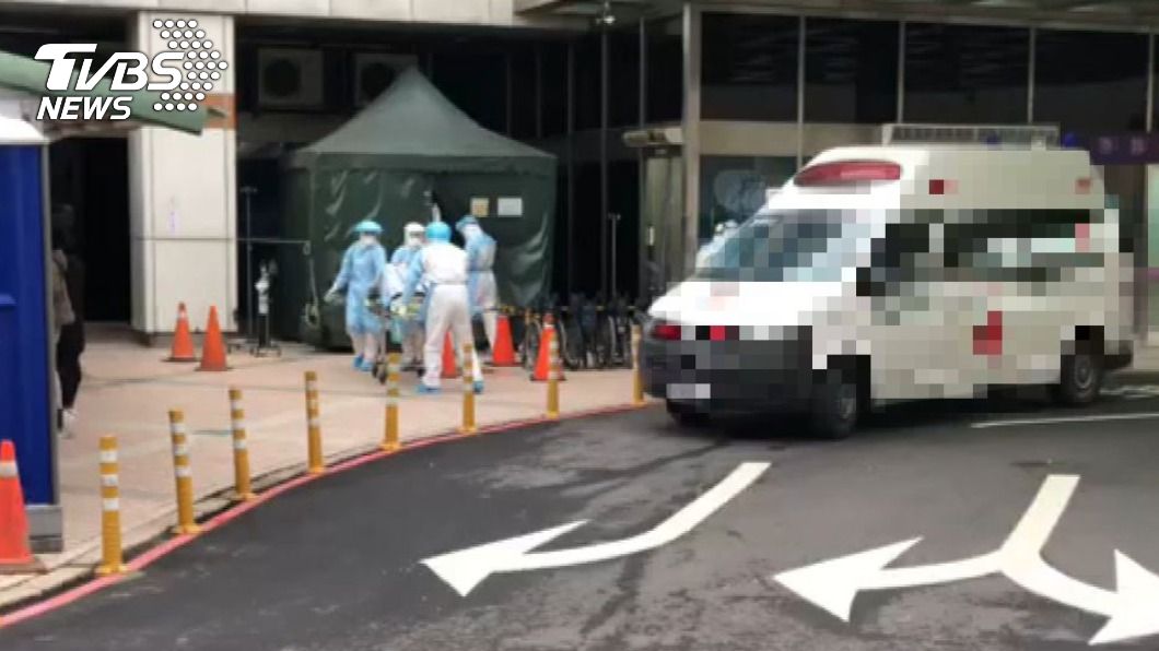 北部醫院一名男性受檢者被送上救護車。（圖／TVBS）