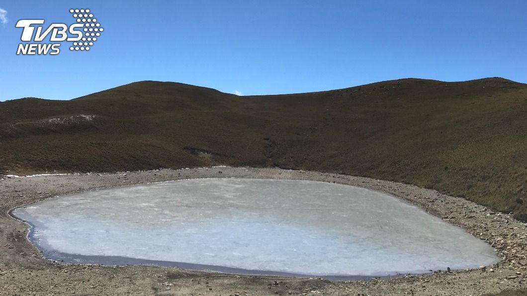 台東嘉明湖氣溫低於零度，湖面凍成灰色。（圖／中央社）