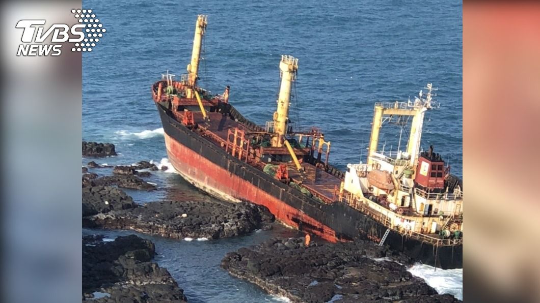 一貨輪擱淺在澎湖無人島海域。（圖／中央社）