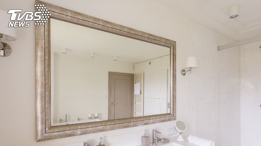 美國一戶人家意外在浴室鏡子後方發現密室。（圖／shutterstock達志影像）