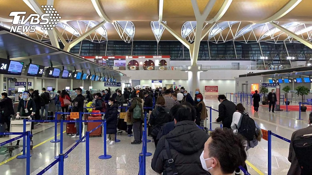 在大陸上海浦東機場排隊等入境的台灣旅客。（圖／讀者獨家提供）
