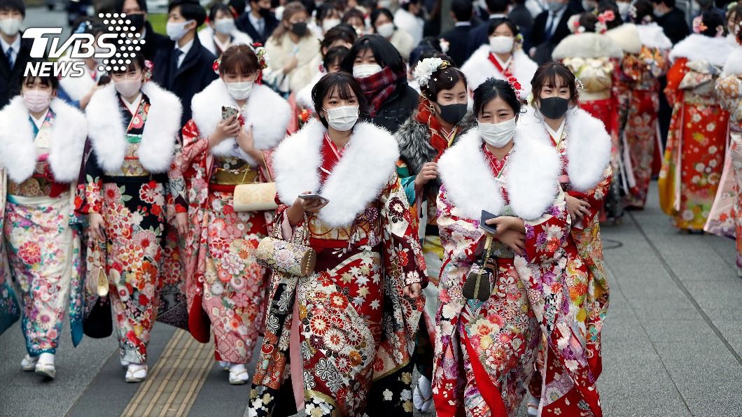 日本橫濱舉行成年禮儀式，參加者戴口罩穿和服盛裝出席。（圖／達志影像路透社） 一年後的武漢／新冠疫情一周年　全球仍在與病毒抗戰中