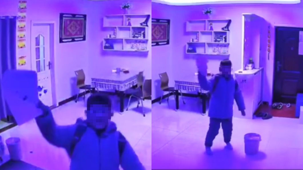 男童揮舞考卷，對著監視器鏡頭開心報喜。（圖／翻攝自微博）