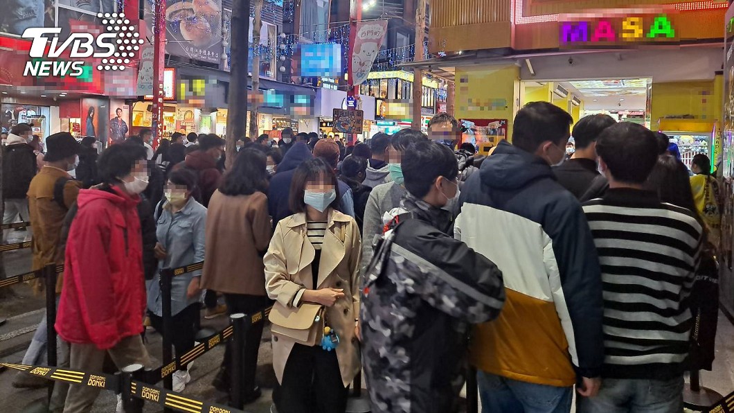 日式賣場「唐吉訶德」剛開幕，大批人潮排隊。（圖／TVBS）