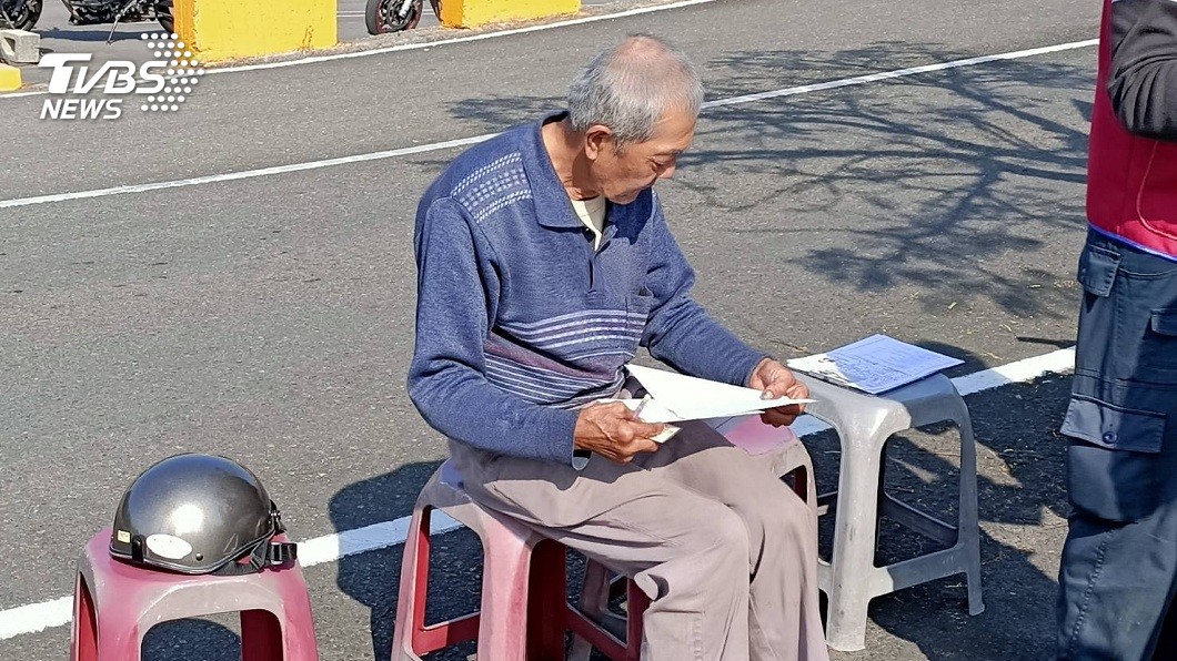 一名65歲的男子考汽車駕照，考了第13次終於順利通過。（圖／雲林監理站提供）