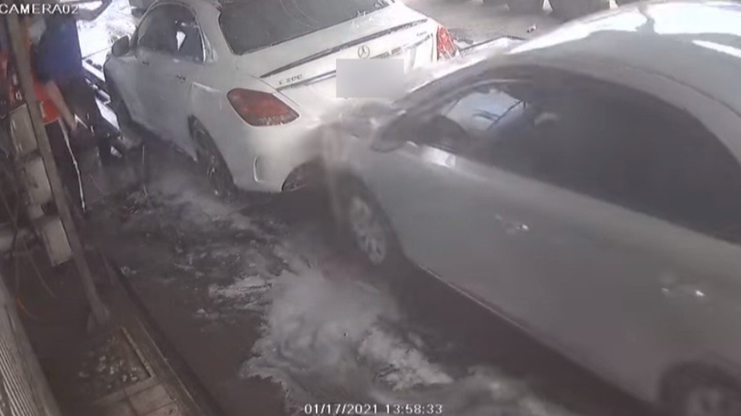 一輛賓士在洗車時遭後方車輛高速推撞。（圖／翻攝自爆料公社二社）