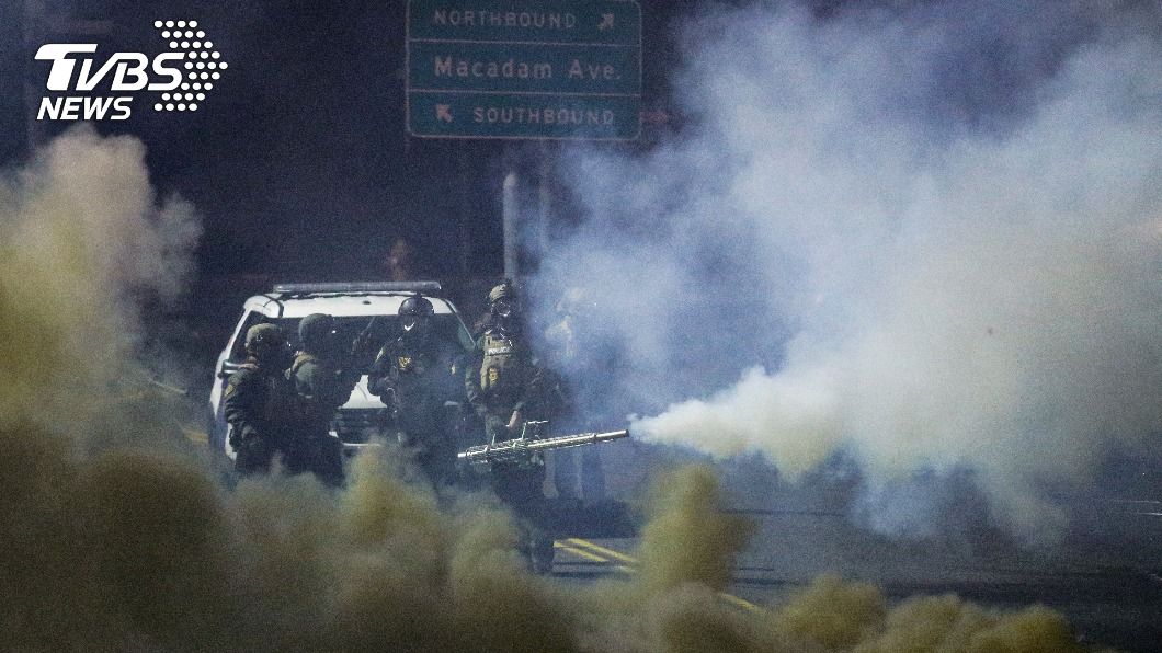 波特蘭、西雅圖民眾動亂，警方動用催淚瓦斯與閃光彈控制場面。（圖／達志影像路透社）