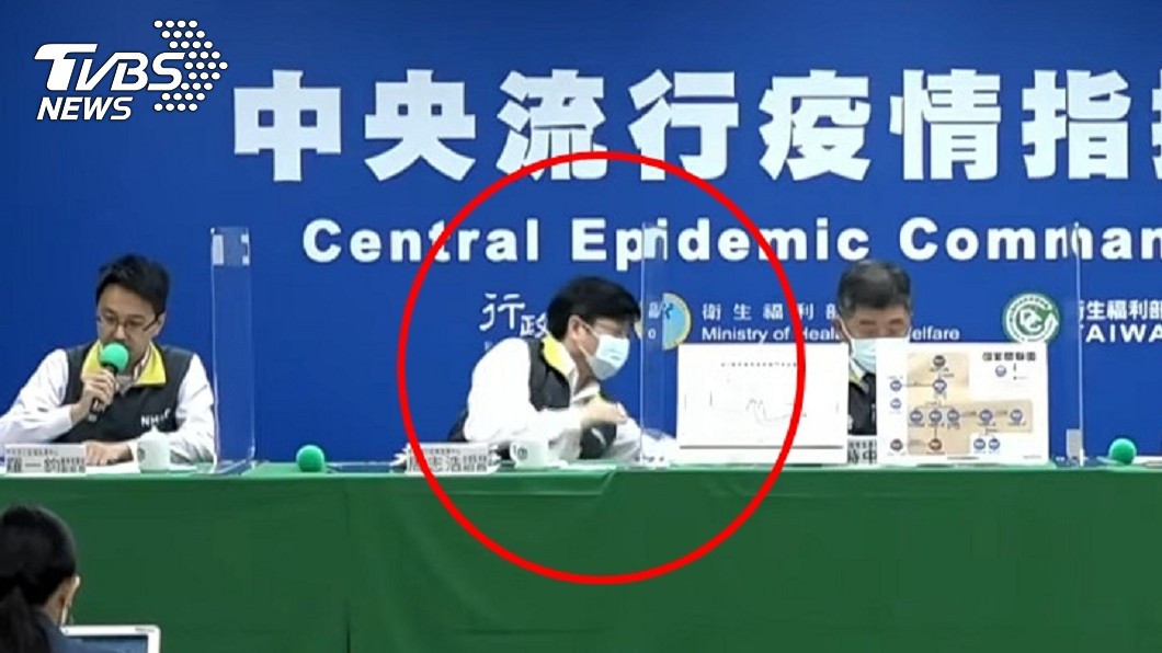 疫情監測組組長周志浩在記者會進行約40分鐘時離席。（圖／TVBS）