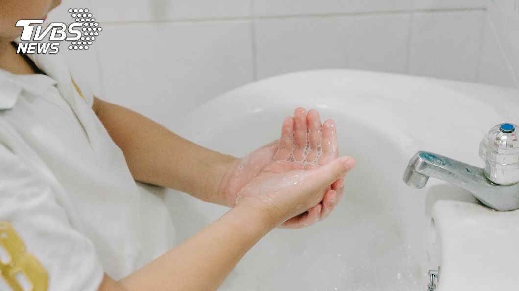 疾管署提醒應落實5洗手步驟，避免感染腸病毒。（示意圖／shutterstock 達志影像）
