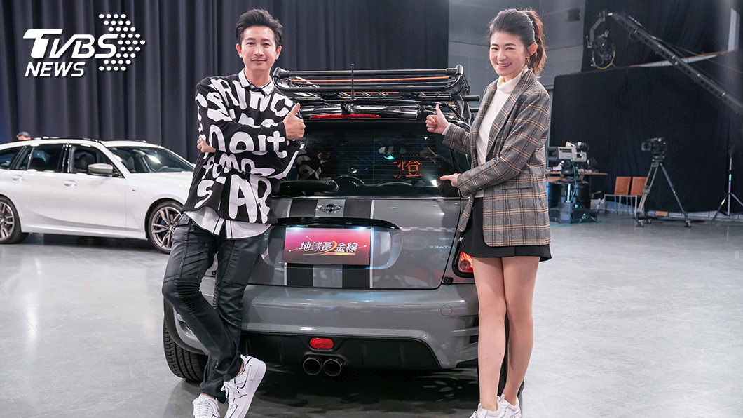 TVBS《地球黃金線》主持人蘇宗怡非常喜愛Darren 在後擋風玻璃裝置的車用LED指示燈。圖／TVBS