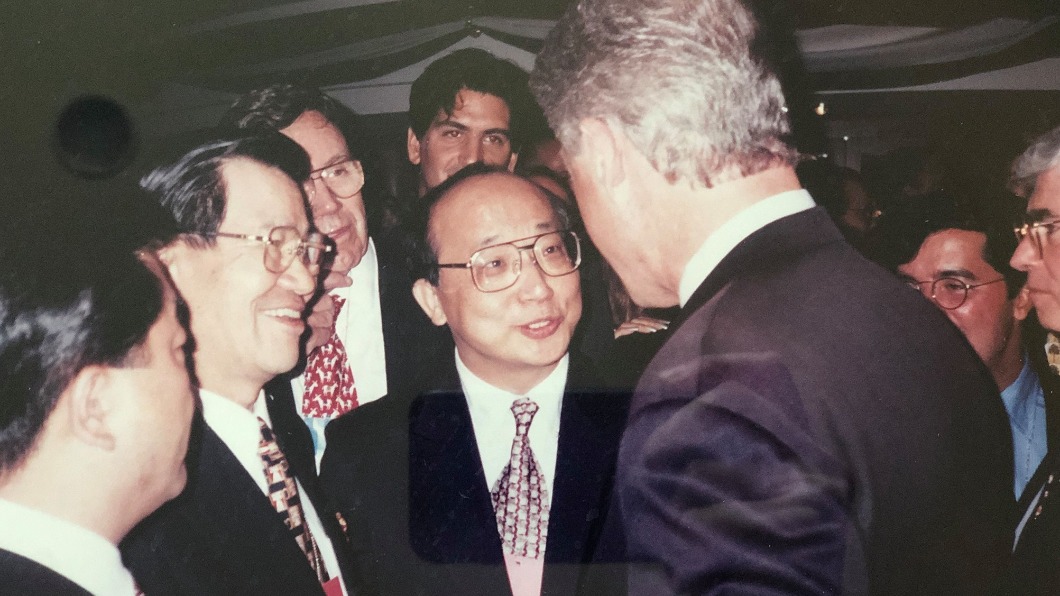 胡志強與美國前總統柯林頓握手。（圖／翻攝自胡志強臉書）