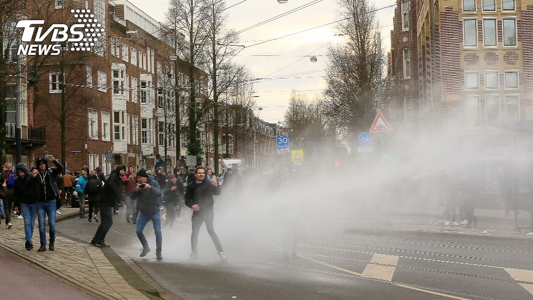 警方以水砲驅散示威民眾。（圖／達志影像路透社）