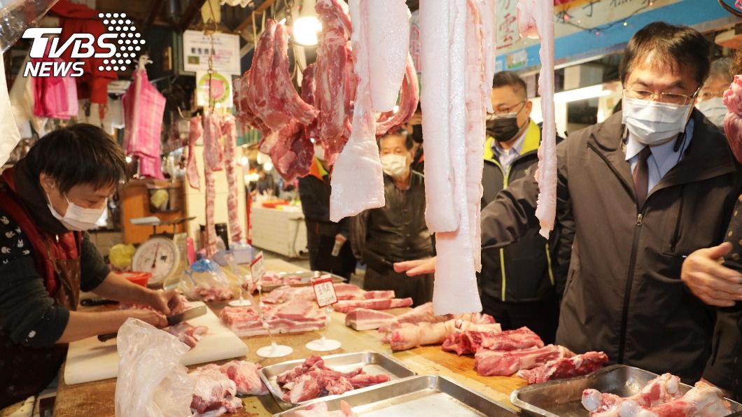 台南市長黃偉哲查訪傳統市場商品價格。（圖／中央社）
