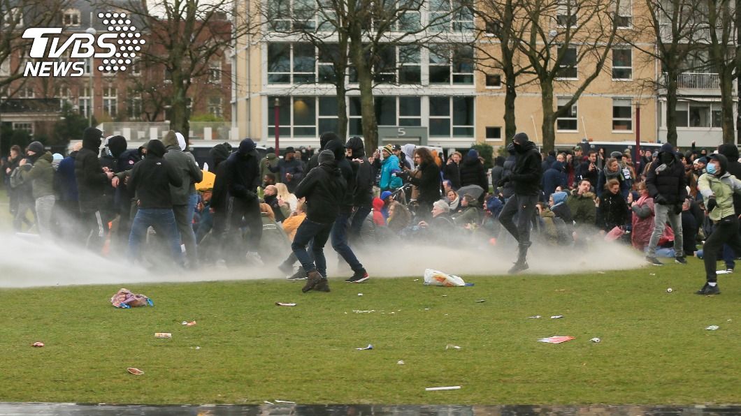 荷蘭民眾不滿政府新防疫宵禁令上街頭抗議。（圖／達志影像路透社）